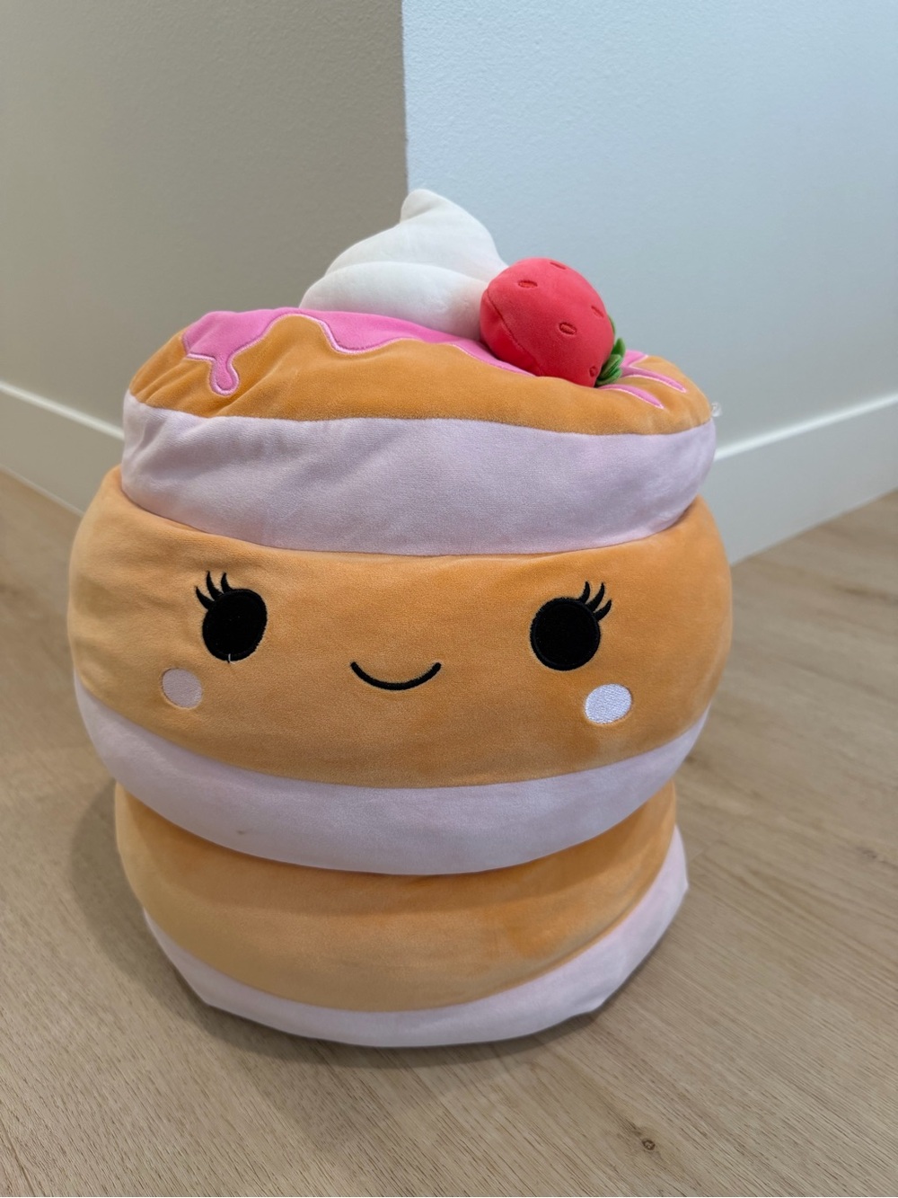 Squishmallows Sawtelle
LARGE 16 “Strawberry